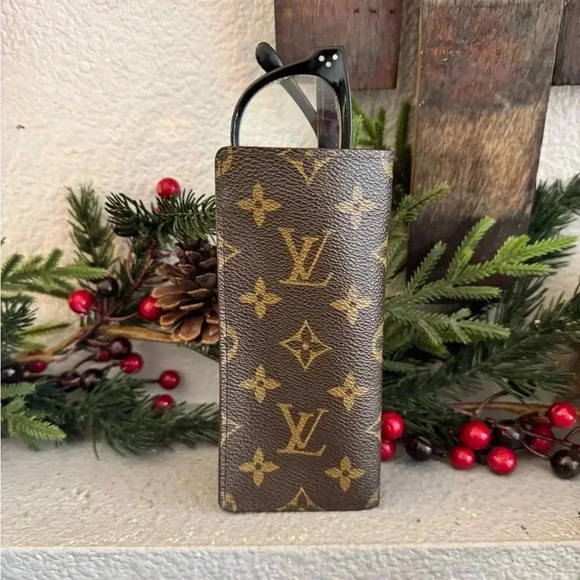 - Louis Vuitton monogram, eye glass case like new - Picture 14 of 14